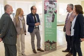 Os secretarios xerais de Cultura e de Política Lingüística, Anxo Lorenzo e Valentín García, respectivamente, visitaron hoxe a exposición 'Manuel María: loita e poesía', coa que a Biblioteca de Galicia se achega á vida e mais á obra do autor lucense, homenaxeado este ano coas Letras Galegas