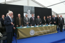 El titular de la Xunta preside la sesión plenaria de la Real Academia Gallega con motivo del Día de las Letras Gallegas