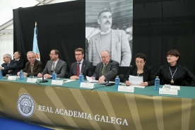 El titular de la Xunta preside la sesión plenaria de la RAG con motivo del Día das Letras Galegas