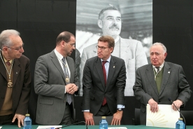 El titular de la Xunta preside la sesión plenaria de la RAG con motivo del Día das Letras Galegas