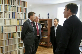 El presidente de la Xunta hace un recorrido por las instalaciones de la Casa Museo Manuel María