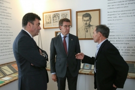 El presidente de la Xunta hace un recorrido por las instalaciones de la Casa Museo Manuel María