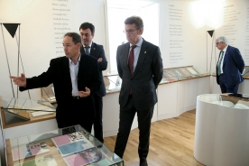 El presidente de la Xunta hace un recorrido por las instalaciones de la Casa Museo Manuel María
