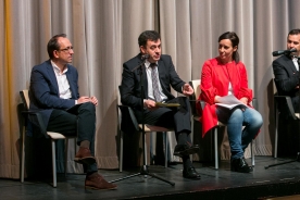 El conselleiro de Cultura presidió la presentación de este primero plan diseñado por Fefa Noia tras su incorporación a la dirección de la compañía pública