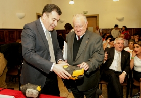 O conselleiro de Cultura, Educación e Ordenación Universitaria, Román Rodríguez, participou hoxe no Hotel Monumento San Francisco na presentación do libro ‘Contos vellos para rapaces novos’ de Xosé Neira Vilas