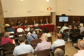 O conselleiro de Cultura, Educación e Ordenación Universitaria, Román Rodríguez, participou hoxe no Hotel Monumento San Francisco na presentación do libro ‘Contos vellos para rapaces novos’ de Xosé Neira Vilas