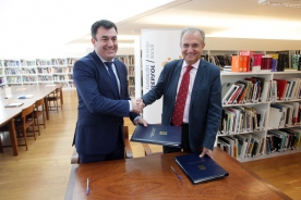 O conselleiro e o vicepresidente da Fundación Repsol asinaron hoxe un novo acordo de colaboración no que se enmarca a décima edición do certame O conselleiro e o vicepresidente da Fundación Repsol asinaron hoxe un novo acordo de colaboración no que se enmarca a décima edición do certame