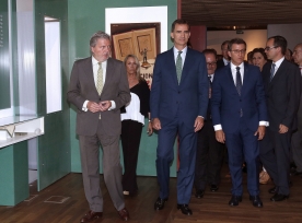 O presidente da Xunta e o conselleiro de Cultura acompañan a S.M. El-Rei na inauguración da exposición do Centenario do nacemento de Cela