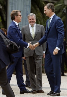El presidente de la Xunta y el conselleiro de Cultura acompañan la S.M. El Rey en la inauguración de la exposición del Centenario del nacimiento de Cela