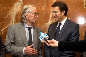 El presidente de la Xunta en funciones con Luis Caruncho en la entrega del Premio Laxeiro 2012 El presidente de la Xunta en funciones con Luis Caruncho en la entrega del Premio Laxeiro 2012
