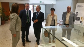 O secretario xeral achegouse hoxe ao mediodía á Casa da Cultura Poeta Lois Pereiro, na que se pode visitar ata o luns 17, acompañado do rexedor municipal