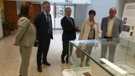 O secretario xeral achegouse hoxe ao mediodía á Casa da Cultura Poeta Lois Pereiro, na que se pode visitar ata o luns 17, acompañado do rexedor municipal