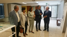 O secretario xeral achegouse hoxe ao mediodía á Casa da Cultura Poeta Lois Pereiro, na que se pode visitar ata o luns 17, acompañado do rexedor municipal