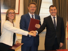 La conselleira de Infraestructuras y Vivienda en funciones, Ethel Vázquez, y el conselleiro de Cultura y Educación en funciones, Román Rodríguez, participaron junto con el ministro de Fomento en funciones, Rafael Catalá, en el acto de firma del convenio que le permitirá al Ministerio iniciar las obras a principios del próximo año