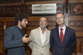 El consejero de Cultura, Educación e Ordenación Universitaria, Xesús Vázquez Abad, inauguró la exposición hoy en el Café Casino de Santiago 