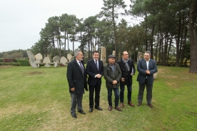 O titular de Cultura participou hoxe na presentación do libro ‘Fundación Manolo Paz Arte Contemporáneo’ e cualificou a publicación de “imprescindible” para aqueles interesados no sobranceiro escultor cambadés