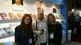Andrea Maceiras, Antón Riveiro Coello e Inma López Silva na Feira do Libro de Bos Aires, nunha imaxe do Facebook