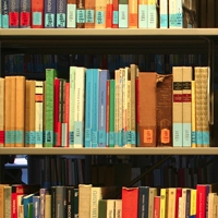Imaxe de libros nun andel
