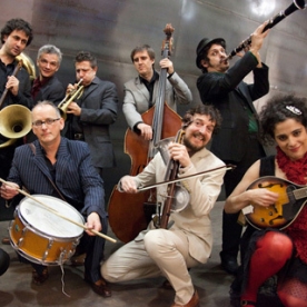 Mastretta e a sua banda puxeron música e diversión ao concerto solidario Cancións por regalos