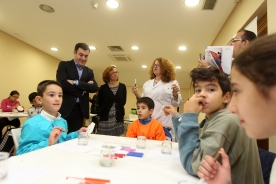 El conselleiro de Cultura, Educación e Ordenación Universitaria, Román Rodríguez, acompañó a las niñas y niños participantes en el taller Non é maxia, é ciencia