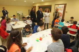 El conselleiro de Cultura, Educación e Ordenación Universitaria, Román Rodríguez, acompañó a las niñas y niños participantes en el taller Non é maxia, é ciencia
