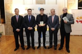 El conselleiro de Cultura, Educación e Ordenación Universitaria, Román Rodríguez, hizo entrega del IX Premio de Narrativa Breve Repsol al escritor y abogado Marcos Calveiro, por su obra Fontán