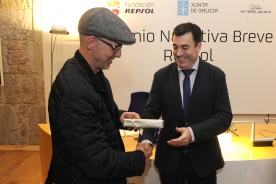 El conselleiro de Cultura, Educación e Ordenación Universitaria, Román Rodríguez, hizo entrega del IX Premio de Narrativa Breve Repsol al escritor y abogado Marcos Calveiro, por su obra Fontán