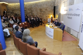 El conselleiro de Cultura, Educación e Ordenación Universitaria, Román Rodríguez, hizo entrega del IX Premio de Narrativa Breve Repsol al escritor y abogado Marcos Calveiro, por su obra Fontán