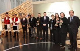 Este ano recoñecen a traxectoria da escritora Fina Casalderrey, do debuxante Miguelanxo Prado, da actriz María Bouzas, do cineasta Ignacio Vilar, do Real Coro Toxos e Froles, da Coordinadora Galega de Equipos de Normalización e Dinamización Lingüística, da Federación Galega pola Cultura Marítima e Fluvial e da investigadora Kathleen Nora March Este ano recoñecen a traxectoria da escritora Fina Casalderrey, do debuxante Miguelanxo Prado, da actriz María Bouzas, do cineasta Ignacio Vilar, do Real Coro Toxos e Froles, da Coordinadora Galega de Equipos de Normalización e Dinamización Lingüística, da Federación Galega pola Cultura Marítima e Fluvial e da investigadora Kathleen Nora March